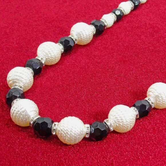 Black and white bead necklace with white textured pearl beads, black glass beads - Picture 8 of 9